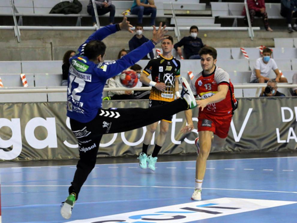 Domingo Luis Mosquera lanza ante Álvaro de Hita en el partido contra Puente Genil.