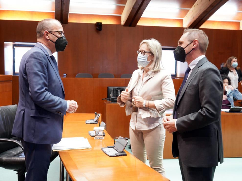 El consejero de Educación, Cultura y Deporte del Gobierno de Aragón, Felipe Faci, saluda a los diputados de PP y Cs, en las Cortes de Aragón