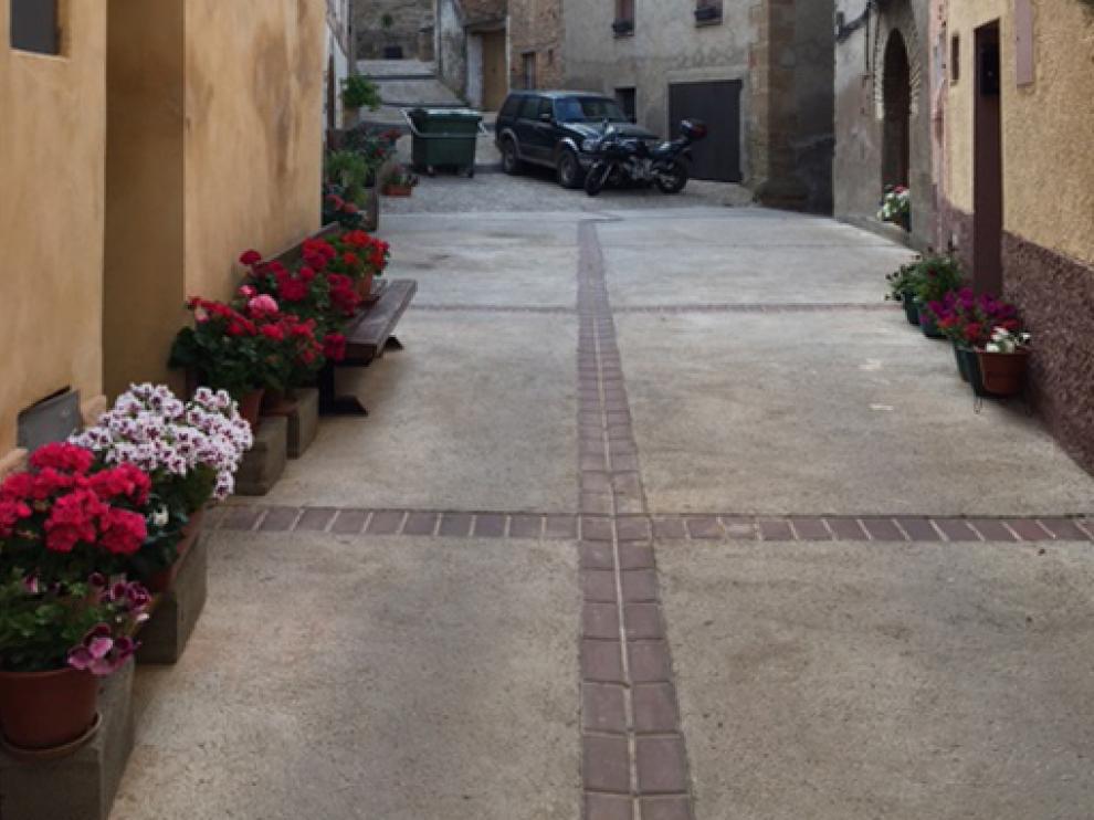 Imagen de una calle con la decoración floral