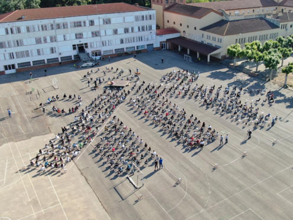 Los alumnos del Santo Domingo Savio se agrupan y forman el logotipo de la institución educativa durante el día de ayer.