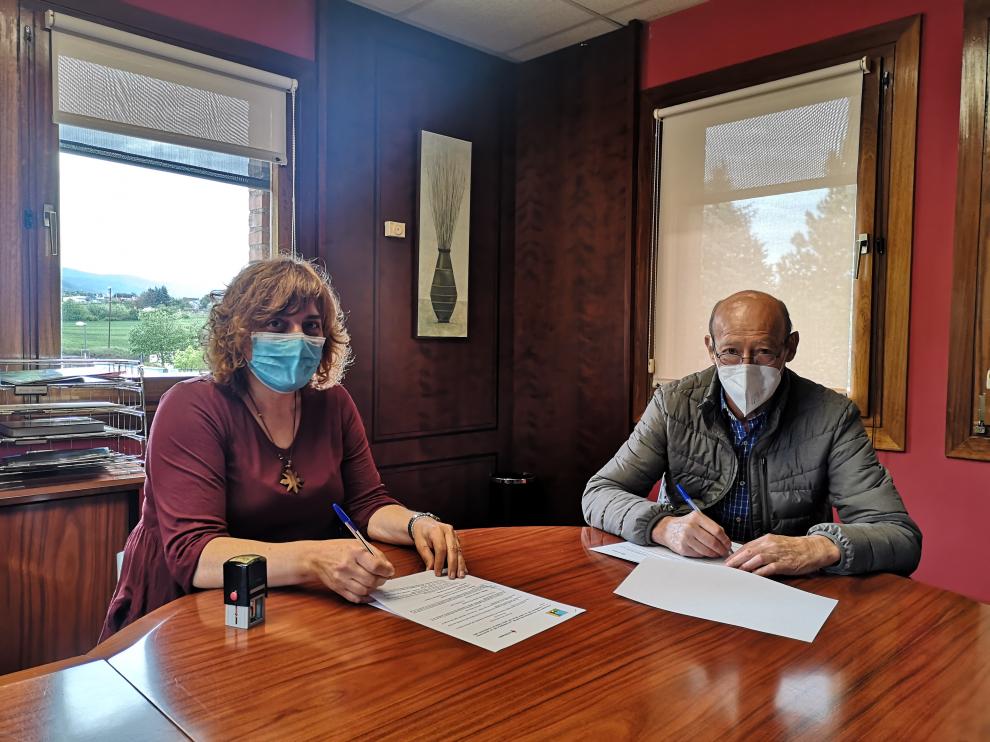 Montse Castán, presidenta de la Comarca de la Jacetania, y Luis Castán, presidente de Cruz Roja, renuevan el convenio.