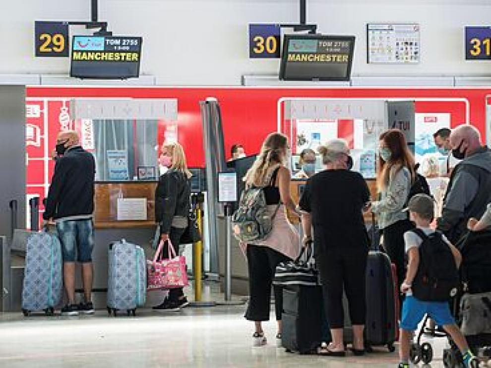 Turistas británicos de regreso desde Lanzarote