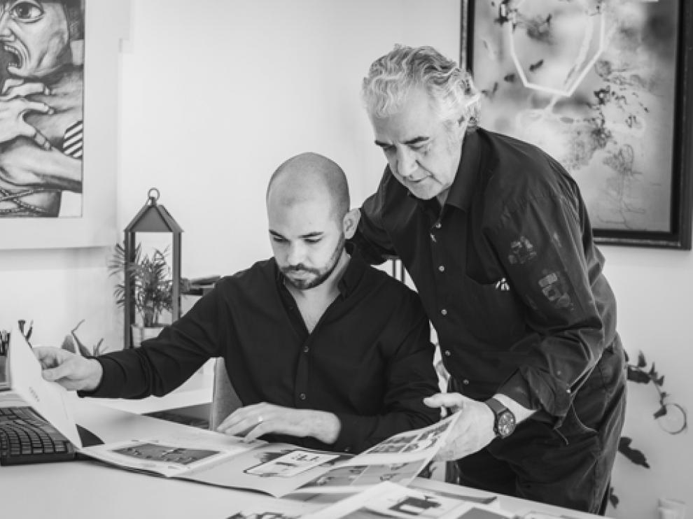 Antonio de Clemente y Sergio Abrain, ante la revista que presentan hoy en Huesca.