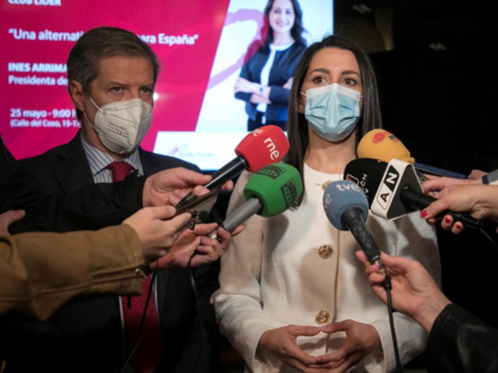 Inés Arrimadas comparece ante los medios de comunicación en Zaragoza.