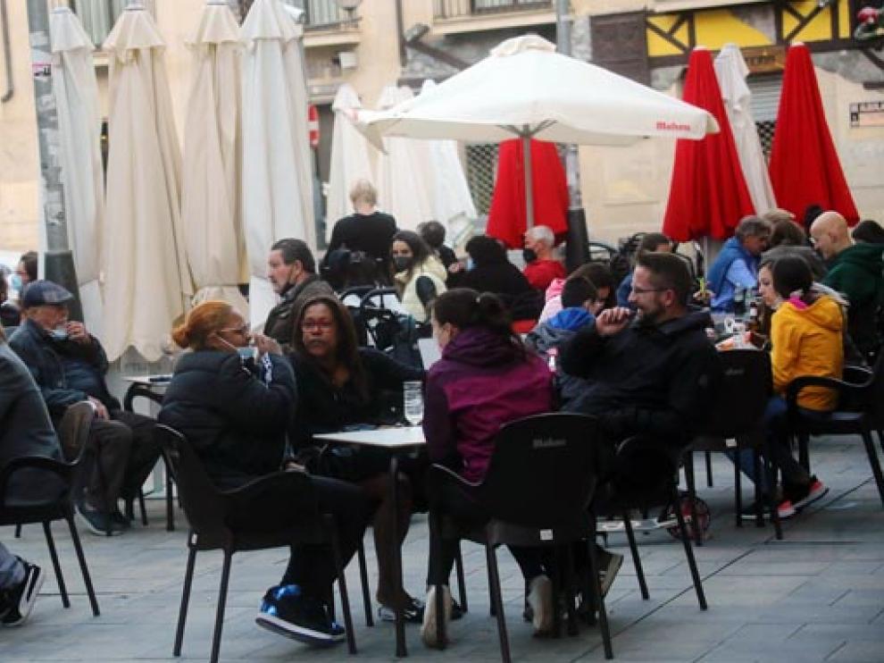 Ambiente en una céntrica terraza de la capital altoaragonesa.