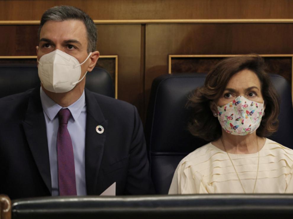 El presidente Pedro Sánchez, con la vicepresidenta, Carmen Calvo, en la sesión de control.