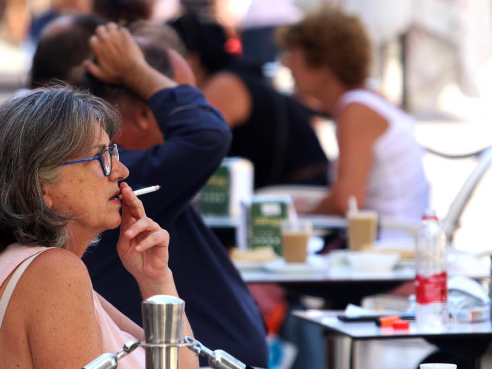 Personas fumando en terrazas y vías públicas