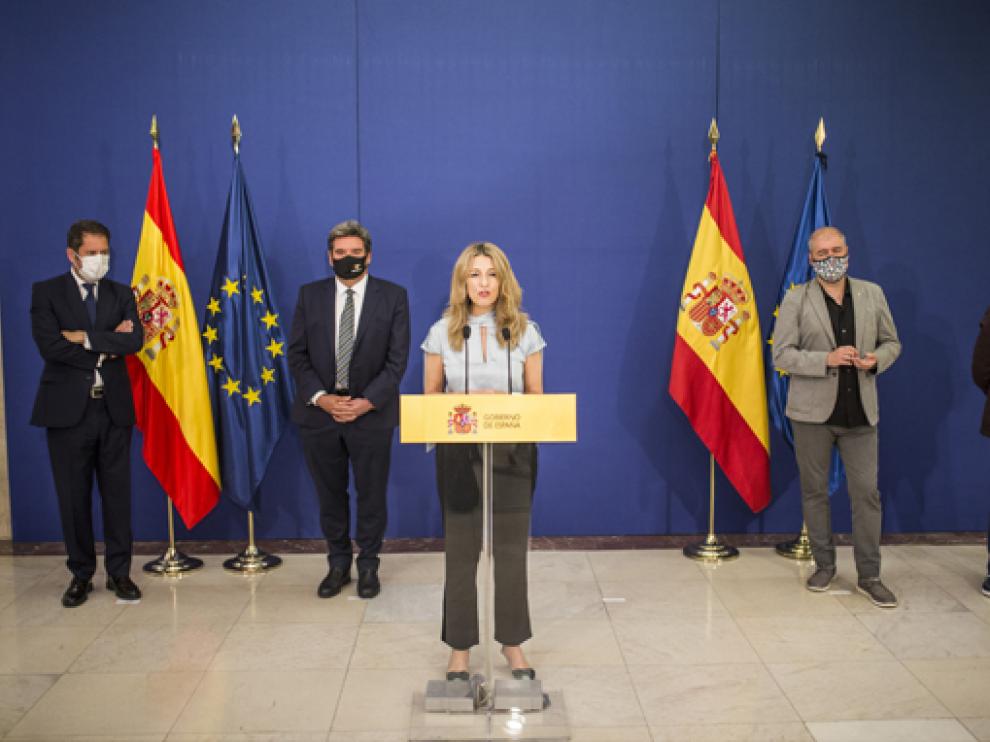 Díaz, en primer plano, durante el acto de firma del acuerdo.