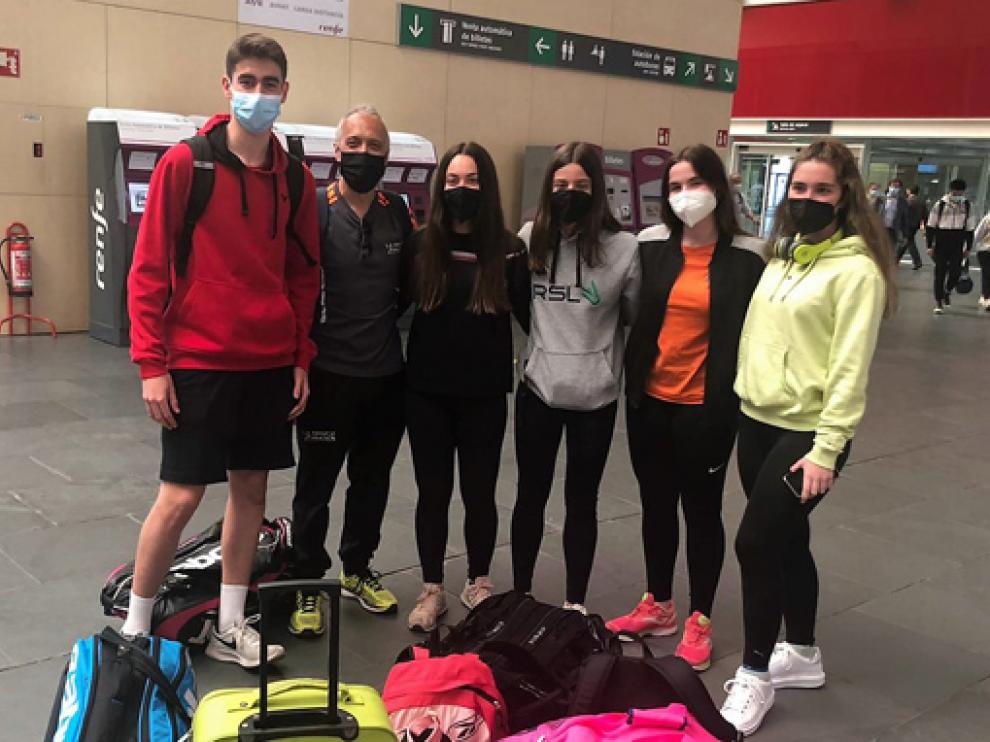 Hugo Escuer, Juanjo Fondevila, Julia Pomar, Inés Acín, Elvira Gella y Aurora Otín, viajaron ayer hacia tierras gallegas.