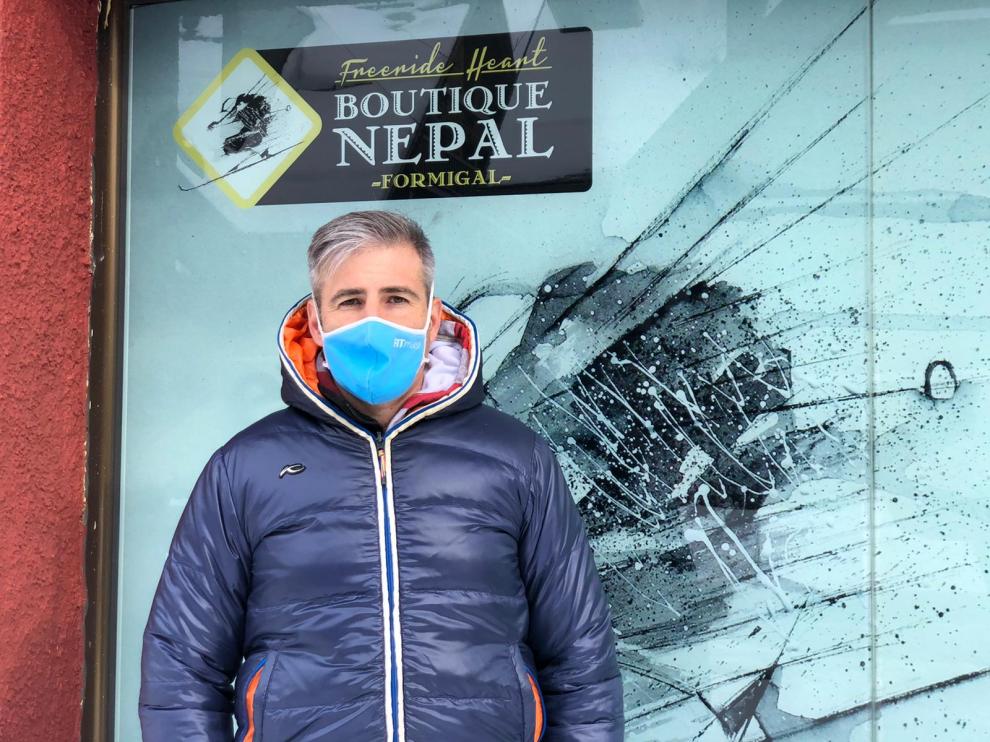 Javier Mimbrera, junto a la Boutique Nepal de Formigal.