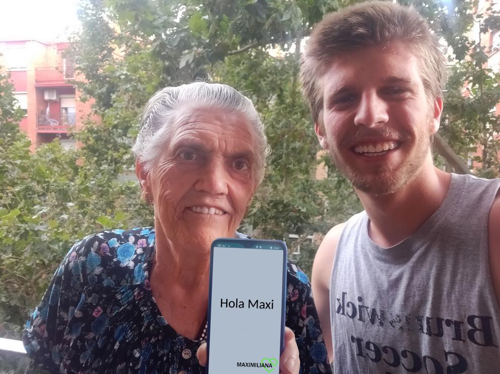 Jorge Terreu, junto a su abuela Maximiliana y el dispositivo móvil que ha creado.