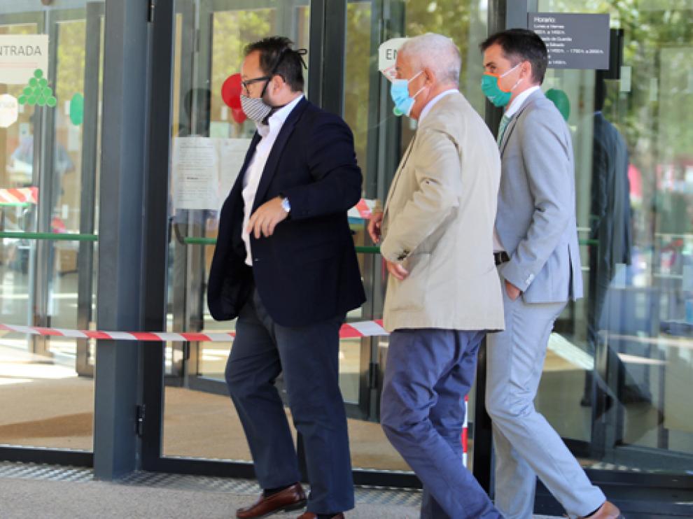 Pedro Camarero junto con José María Fuster-Fabra y José María Oliván, en sede judicial.
