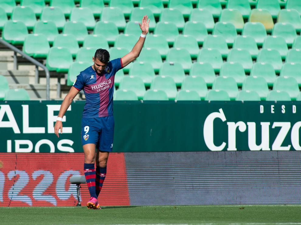 Rafa Mir levanta la mano en el Betis-Huesca de esta temporada.