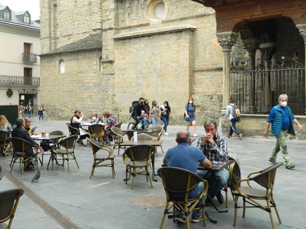 Terraza de la plaza de la Catedral de Jaca
