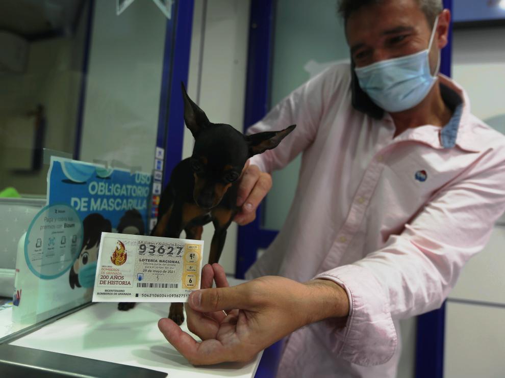segundo premio loteria nacionaladministracion san lorenzo con su mascota que da suerte 29 - 5 - 21 foto pablo segura