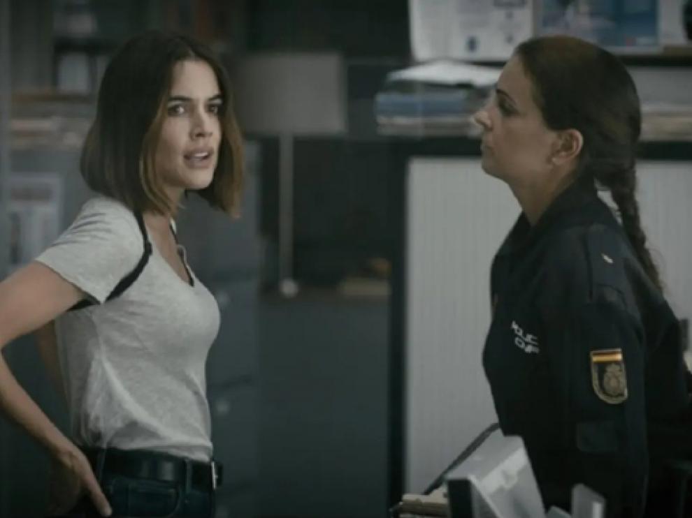 Adriana Ugarte es la policía Isabel Mora en la serie Parot.