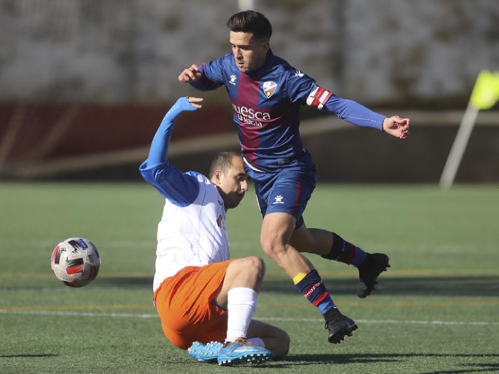 Carlos Calvo, primer capitán del Huesca B, en un partido de esta temporada.
