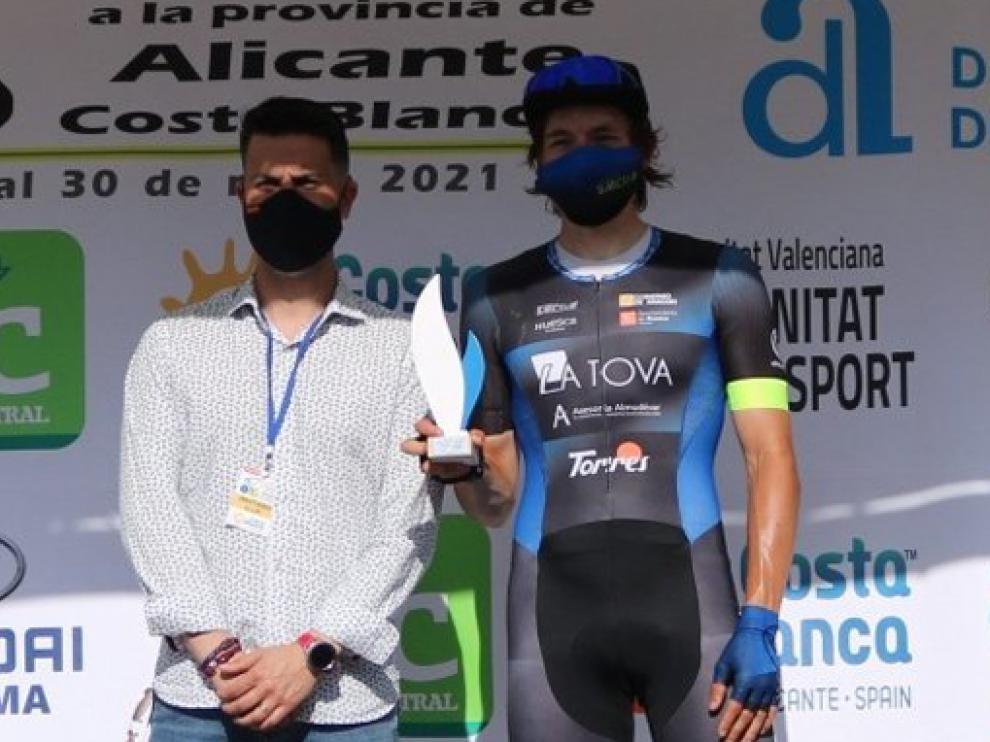 El corredor británico de La Tova-Asesoría Almudévar Toby Perry ganó la primera etapa y es líder en la Vuelta a Alicante.