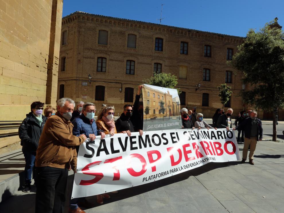 Protesta en la plaza Universidad contra los derribos en el Seminario.