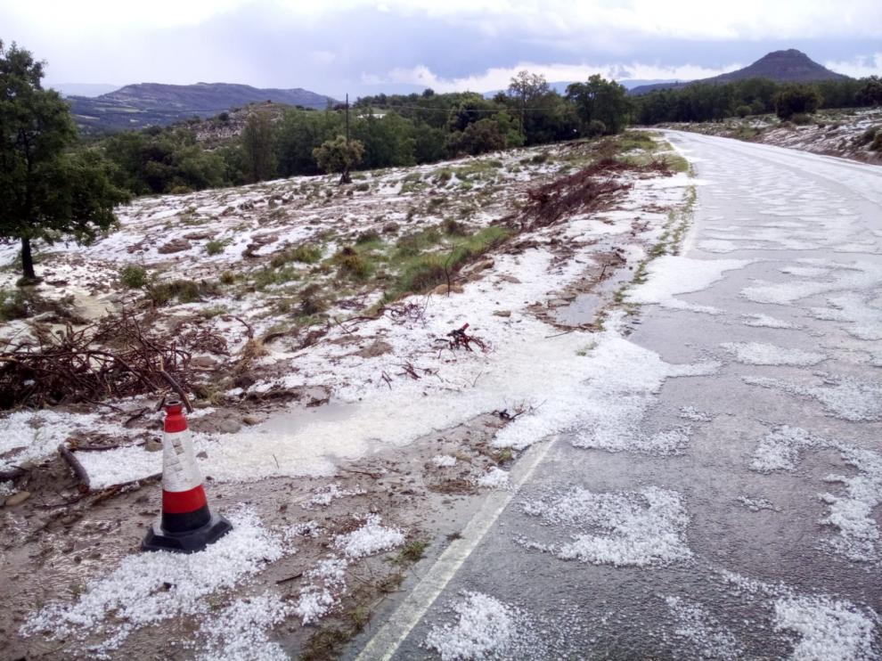Carretera de Monesma de Benabarre con granizo