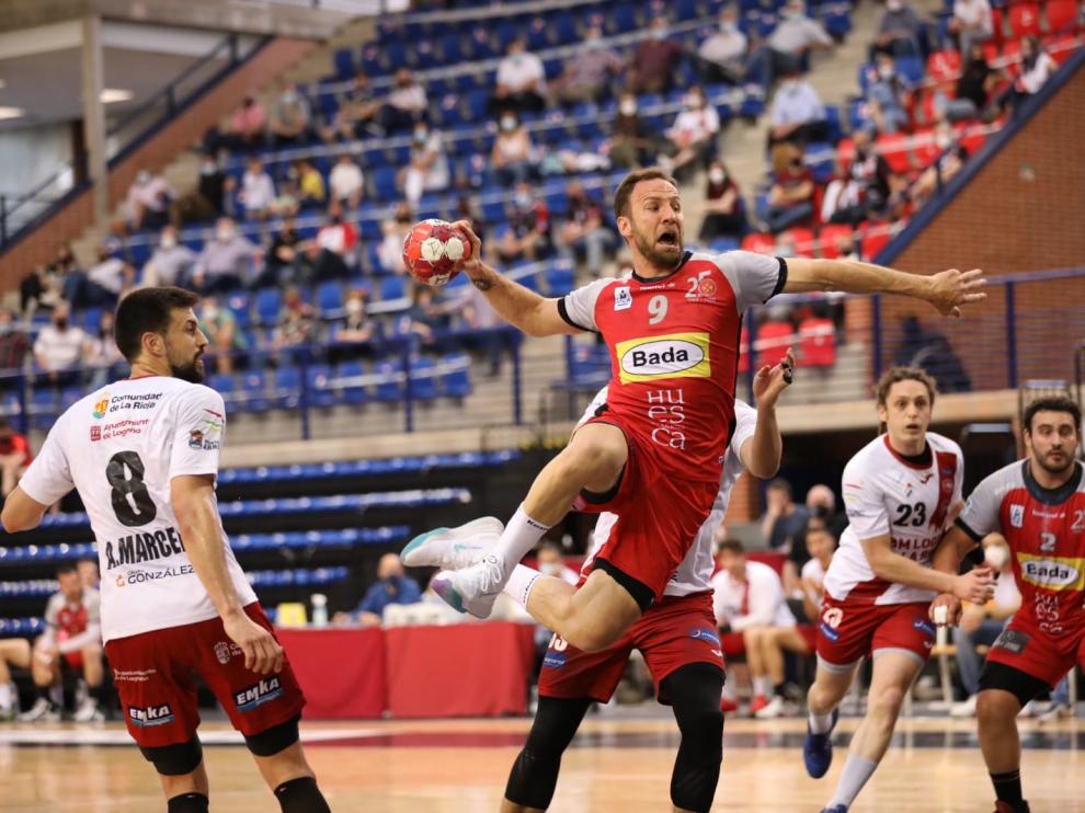 Tioumentsev lanza a portería.