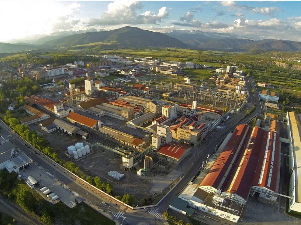 La fábrica de Ercros situada en Sabiñánigo que, junto a la valenciana de Almussafes, recibirán electricidad de Naturgy.