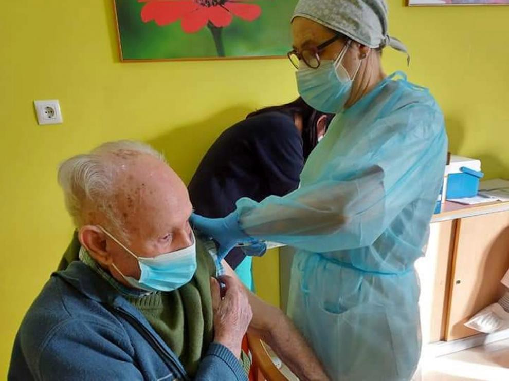 Vacunación en una residencia de mayores de Jaca a finales del mes de abril.