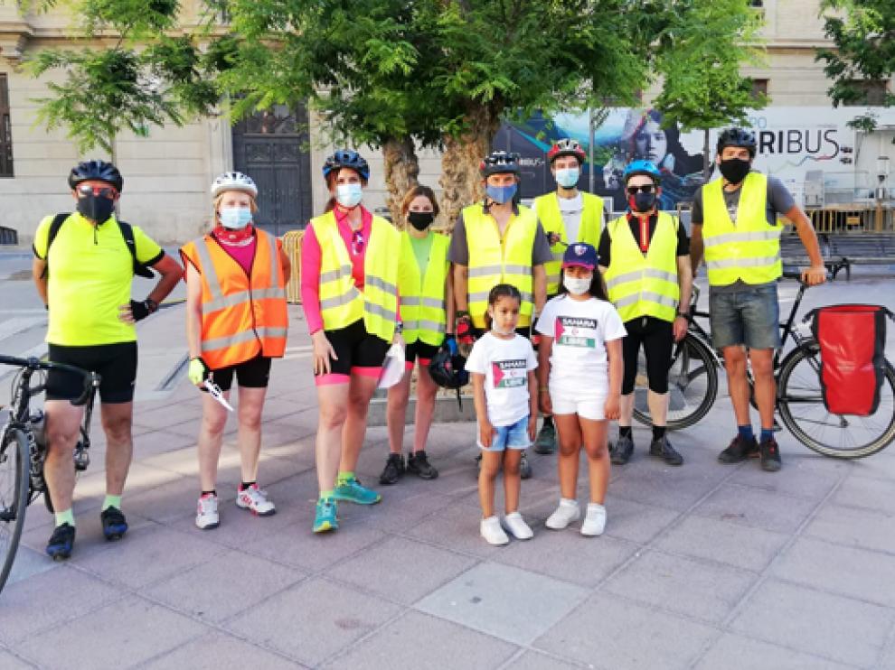 Algunos de los participantes, ayer momentos antes de emprender la marcha solidaria.