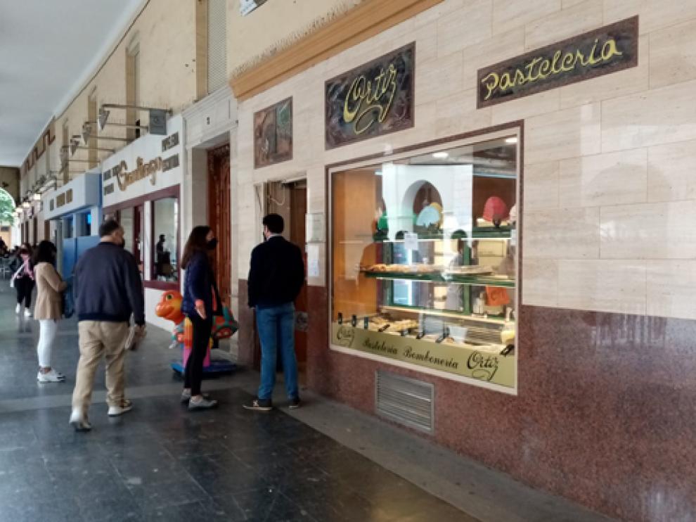 Clientes a las puertas de la Pastelería Ortiz, en su último día de apertura.