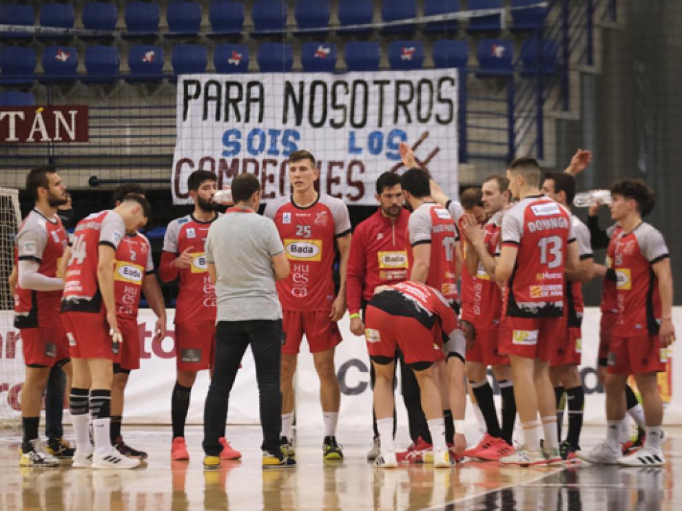 El equipo oscense, durante un tiempo muerto.