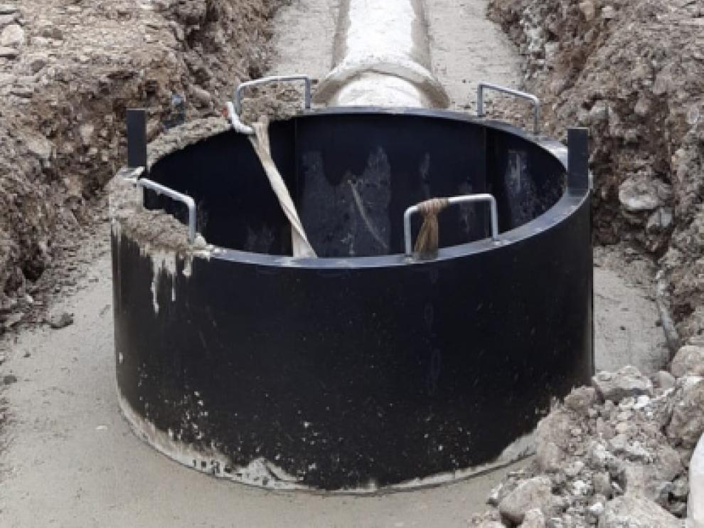 Instalación del saneamiento y recogida de aguas pluviales en la zona del vial principal.