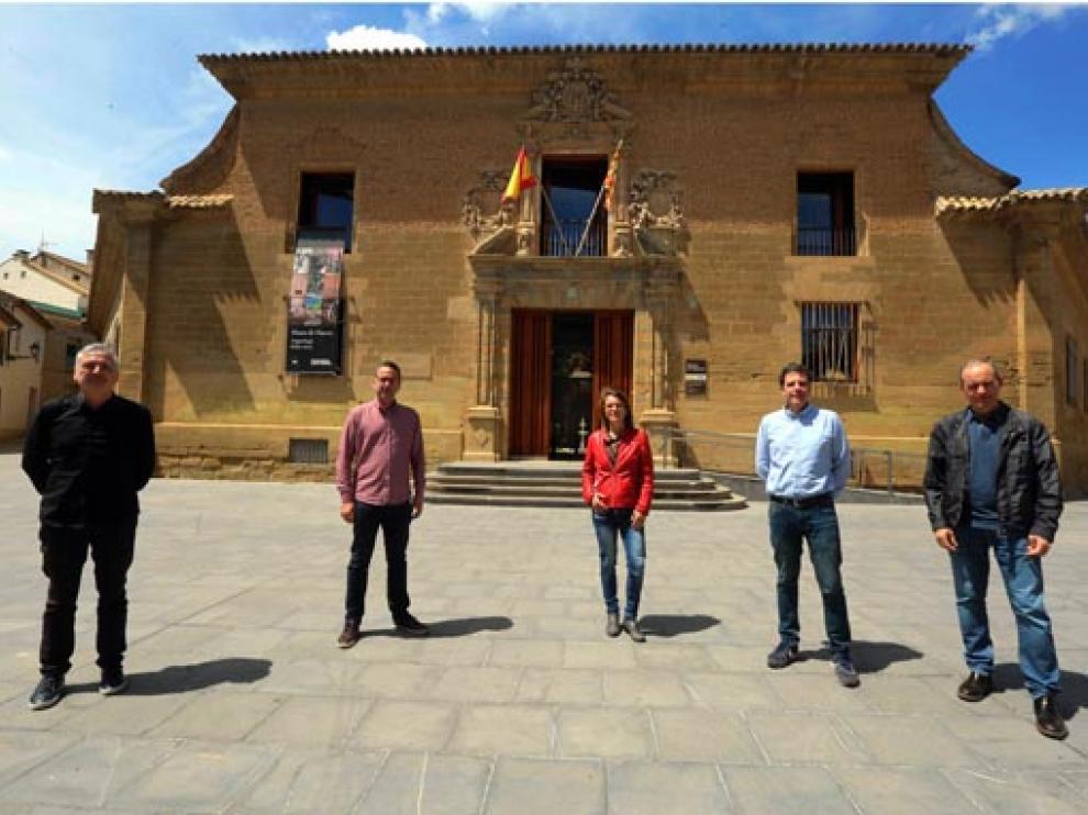 Joan Manyá, Luis Casaló, Nuria Garatachea, Germán Vicente Rodríguez y Jesús Yániz ante el edificio de la antigua Universidad Sertoriana, sede del Museo de Huesca.