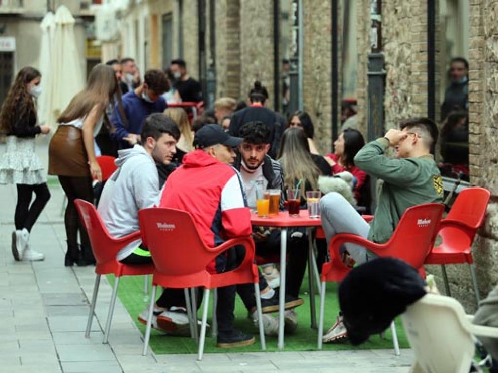 Jóvenes en una terraza de un céntrico bar de copas.