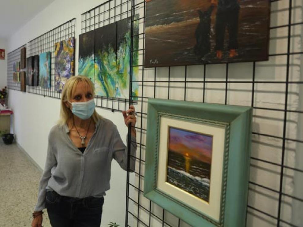 La pintora Juana Mayayo transmite en esta muestra sosiego con sus cuadros de paisajes e inquietud con los abstractos.
