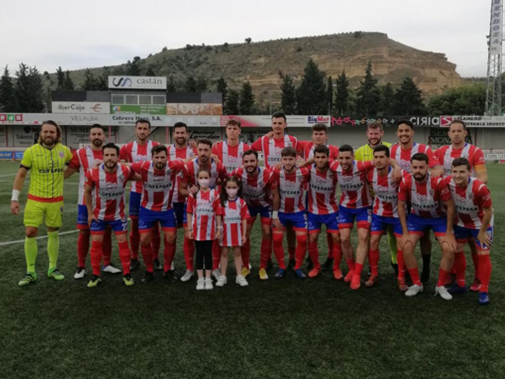 Los jugadores del Monzón, con unas jóvenes aficionadas rojiblancas.