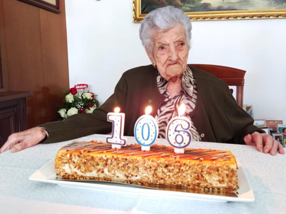 María celebró su 106 cumpleaños rodeada de su familia con quien compartió una tarta.