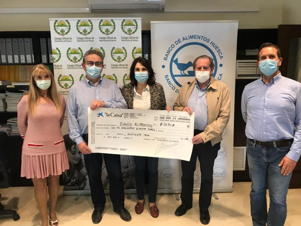 Momento de la entrega del cheque al Banco de Alimentos