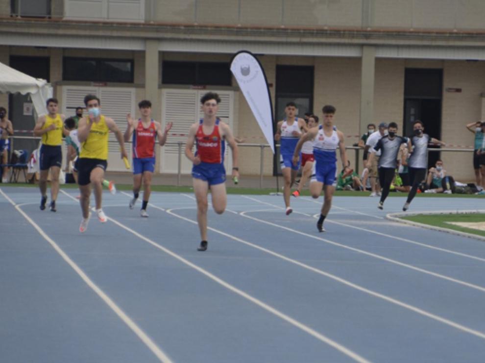 Noé Simón, última posa del 4x100 de Hinaco que se puso líder del ranking nacional Sub-18.