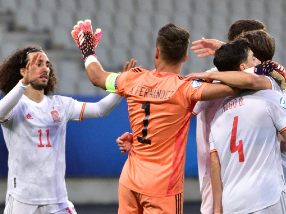 Álvaro Fernández, que fue el capitán de la sub-21, celebra el gol de la victoria con sus compañeros.