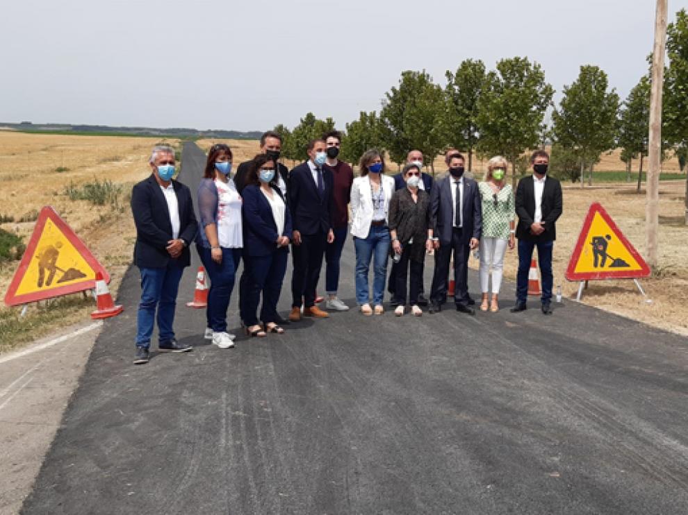 Las autoridades, en la visita de un camino situado en la provincia de Lérida.
