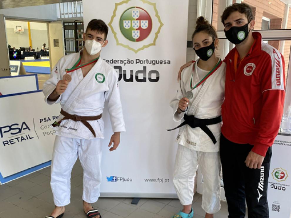 Lorién Jiménez y Alba Ramírez, con Raúl Poblador en Coimbra, donde lograron sendas medallas.