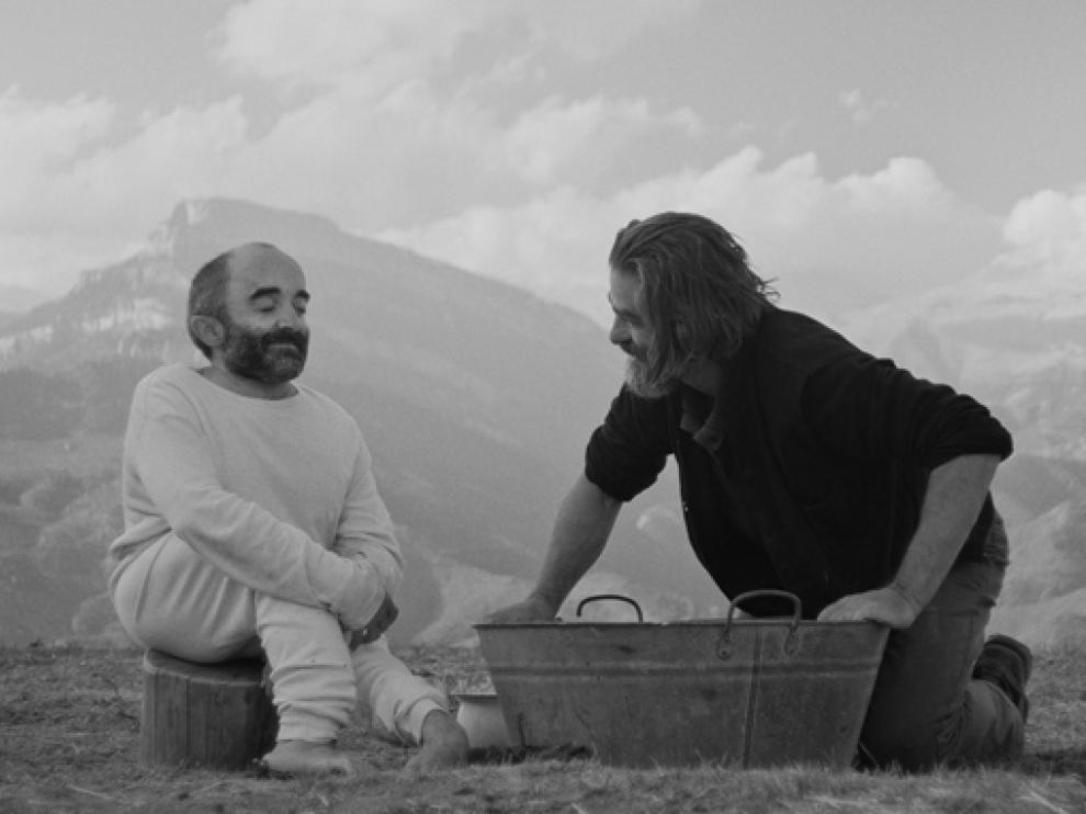 Los actores Íñigo Martínez Sagastizabal y Gonzalo Cunill en una imagen de la película Armugán.