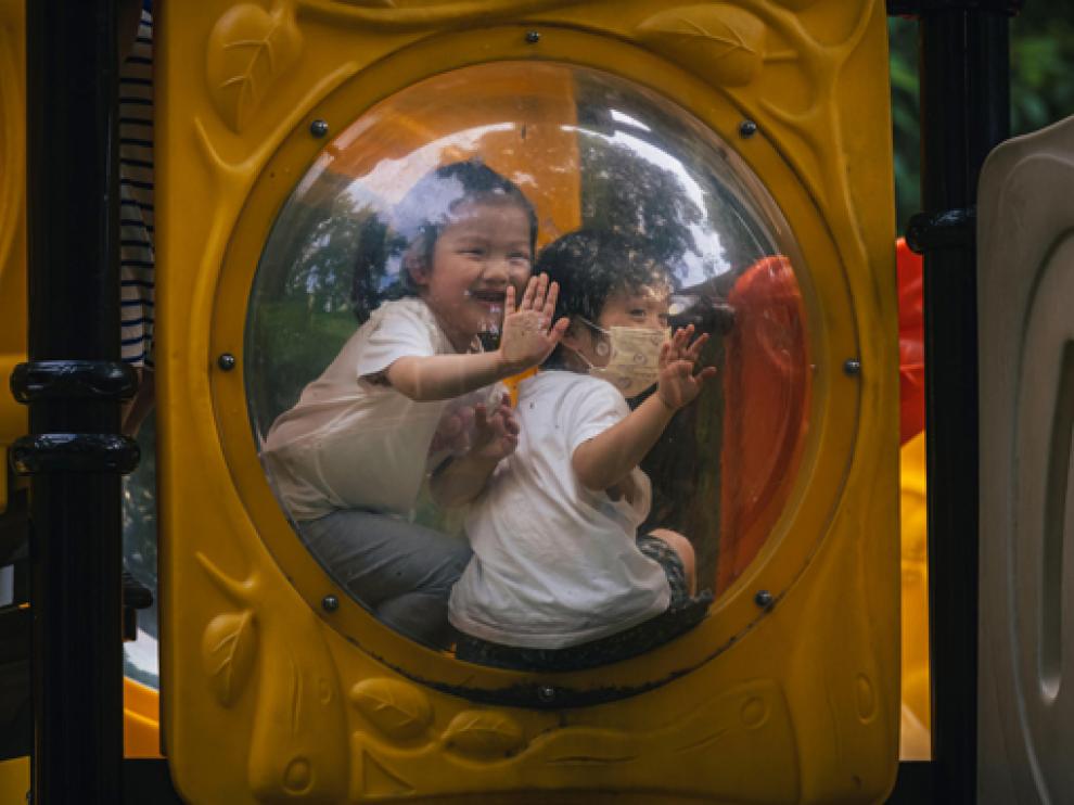Niños jugando en un parque infantil este lunes, cuando se conoció la decisión del país.