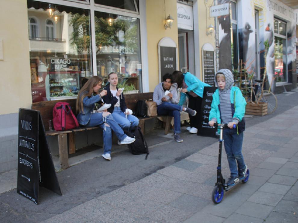 Clientes comiendo en el banco de una tienda de Berlín ahora que en el país se pide una PCR negativa para ocupar una terraza.