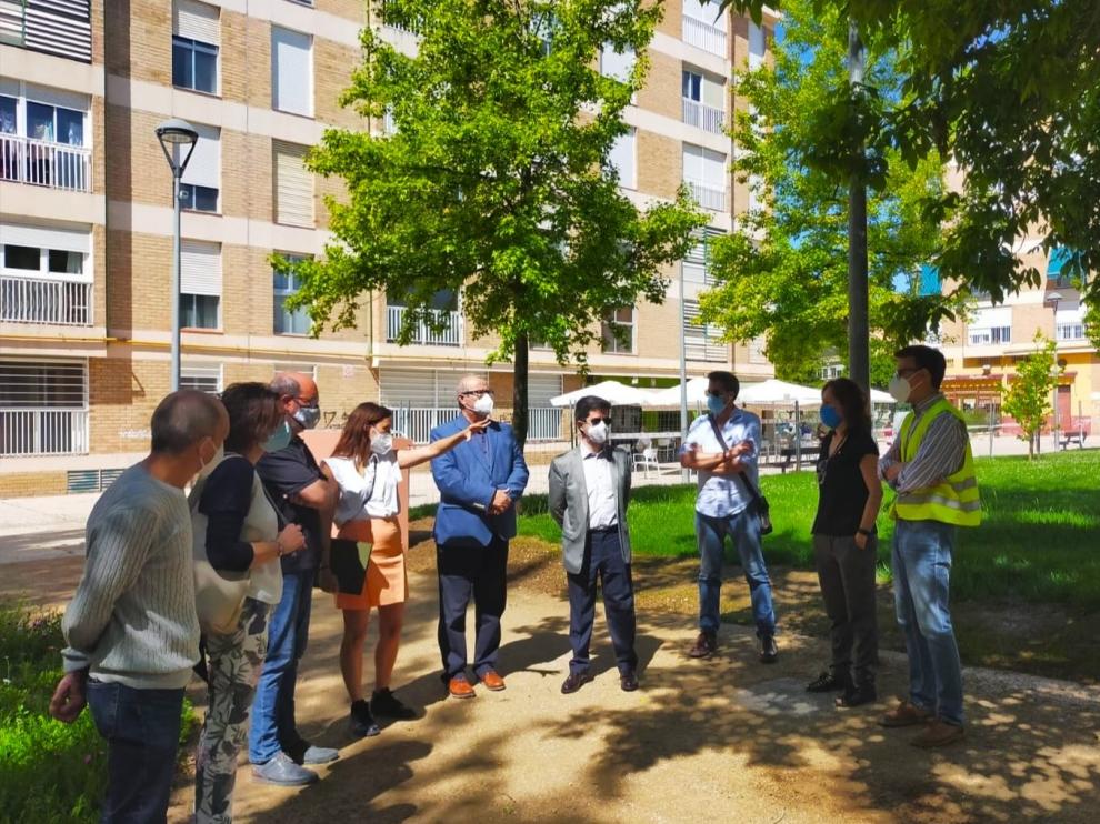 El alcalde de Huesca, Luis Felipe, ha visitado el parque este miércoles por la mañana junto a los técnicos responsables.