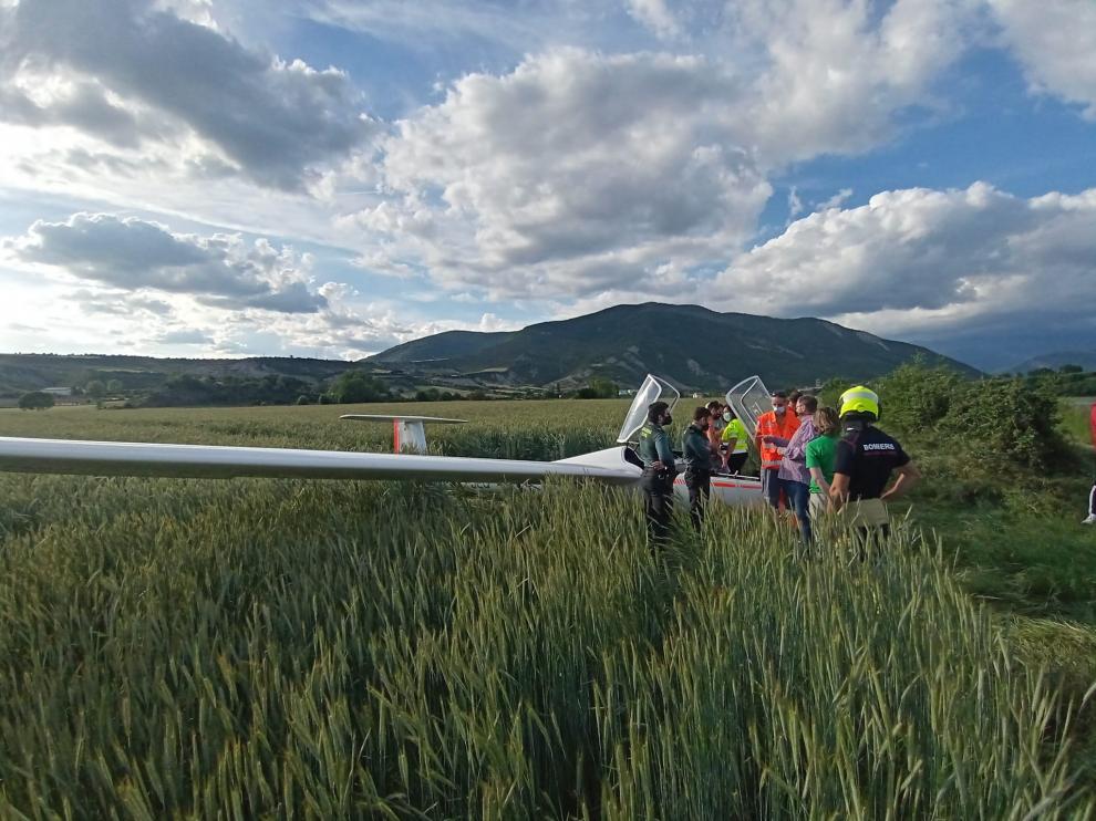 Una de las avionetas en el campo donde ha aterrizado con vecinos y emergencias desplazadas.