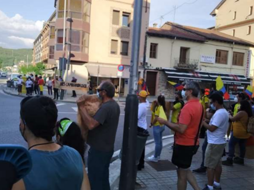 Manifestación en Aínsa en apoyo al pueblo colombiano durante la tarde del pasado lunes.