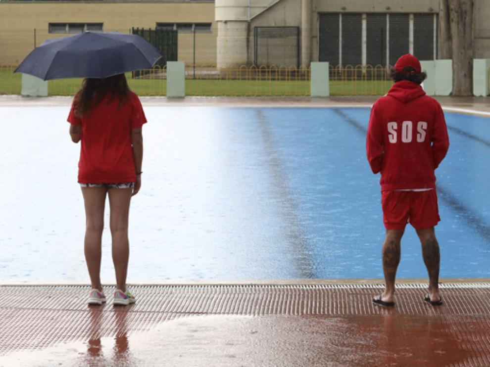 Primer día de la temporada de verano de la piscina San Jorge