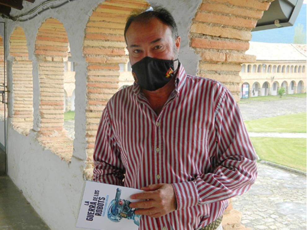 El coronel Francisco Rubio, con su nuevo libro, en la Ciudadela de Jaca.