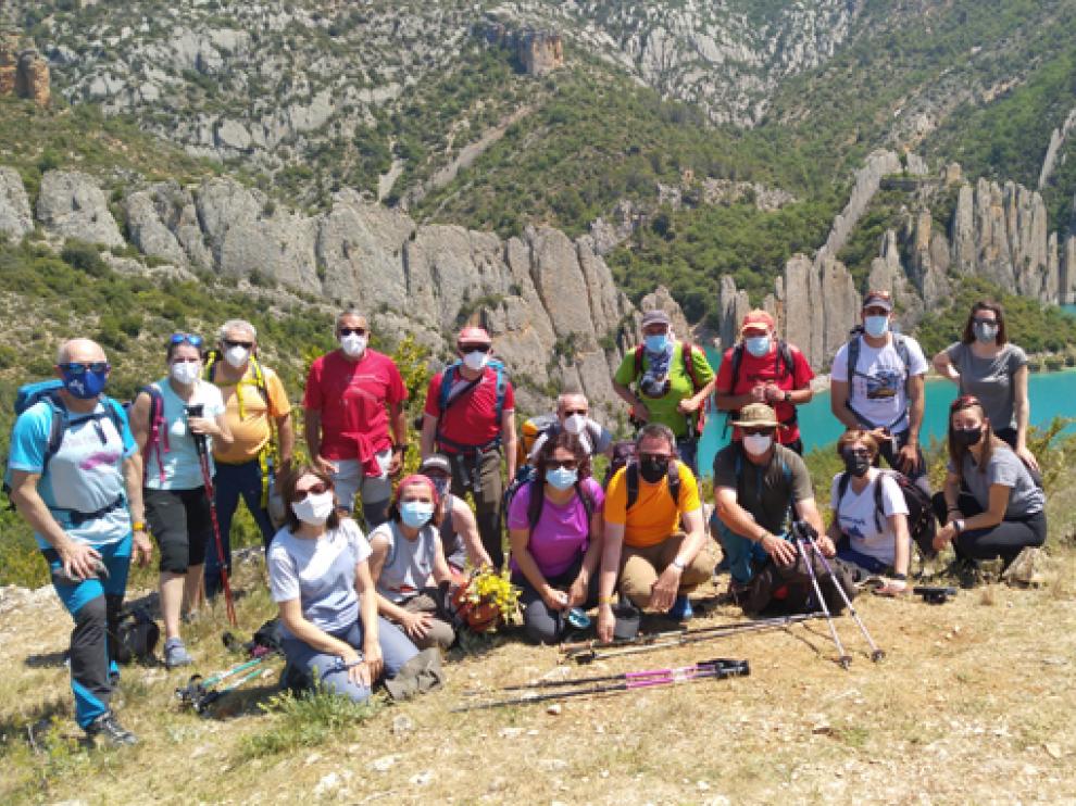El grupo, junto al espectacular paredón rocoso.